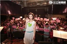 粉絲自製加油卡與詩妤合照