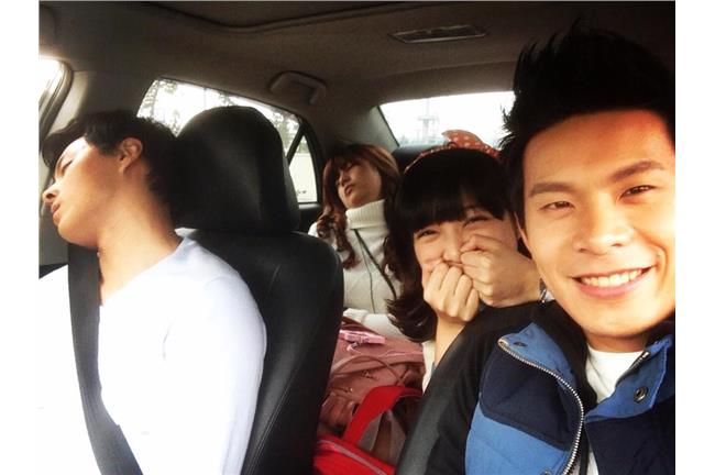 晚上忙啥？Tracy阿慶睡姿一個樣