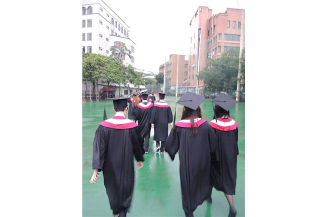 七人就有一人延畢！大學恐加收萬元雜費