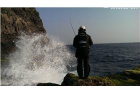 沈哥作釣浪濤洶湧