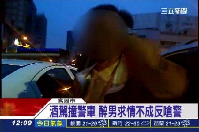 醉男撞警車嗆：盡量開單，我有錢！