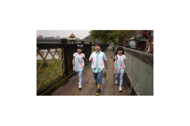 超萌！雙胞胎「樂樂媃媃」尬舞小小彬