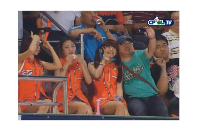 男粉絲邀合照後　啦啦隊正妹大翻白眼