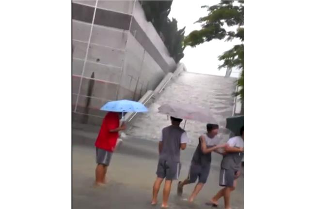新／瞬間暴雨！淡水國中校園淹成一片