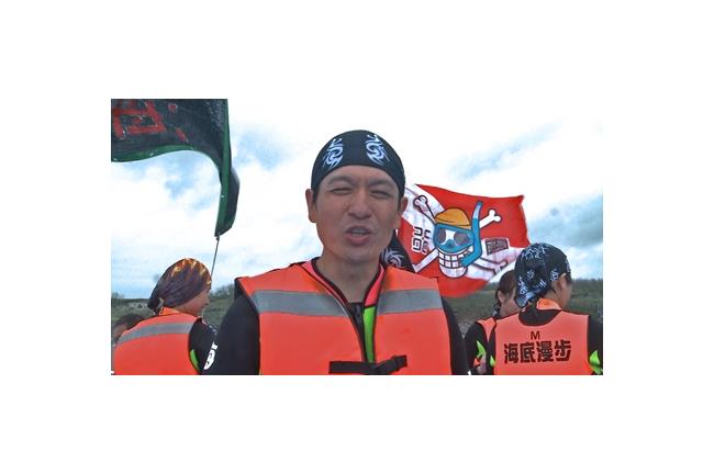 克服懼高！小鐘玩一層樓高水上溜滑梯