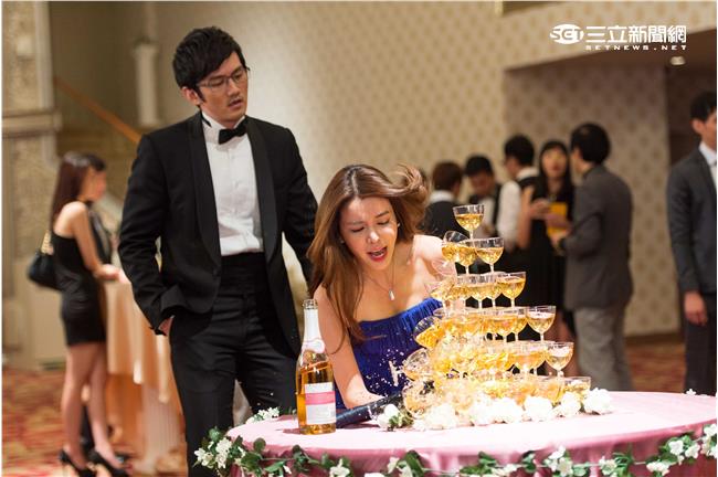 李毓芬衝撞香檳塔　炎亞綸內褲都濕了