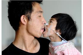 吃了就吐 嘴對嘴餵食爸爸:救救我女兒(圖片來源:新華社)