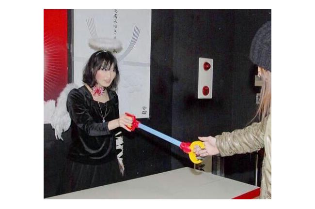 日本流行「遠距握手器」、總統也適用