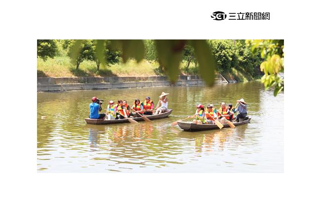 愜意！「與鴨同樂」來冬山河划鴨母船