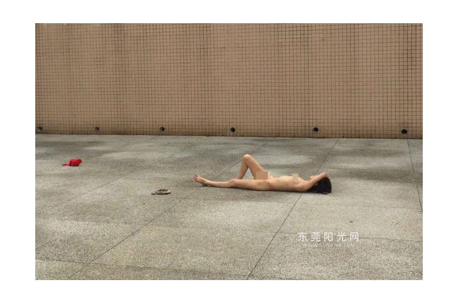 東莞驚見女子一絲不掛躺在廣場中央
