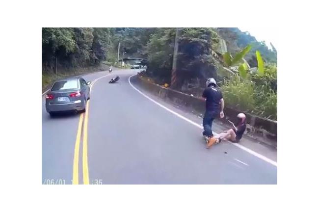 男騎士超車犁田　不顧女友先看愛車？