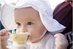 小朋友吃冰（flickr：Caitlin Regan）