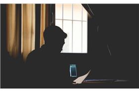 電腦 房間 辦公 陰暗（flickr：Leo Hidalgo）