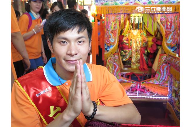首次扛轎　姚淳耀被笑：沒肩膀的男人
