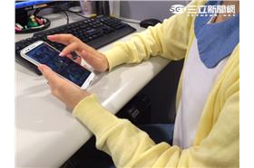 滑手機_紫色幸運貓