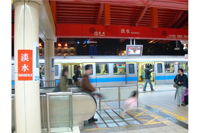 捷運紅樹林站乘客落軌　緊急暫停列車