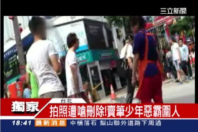 耍流氓？賣筆少年糾纏　拍照反遭圍嗆