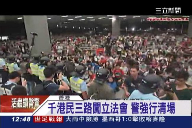 港版太陽花　民闖立法會遭警抬走清場