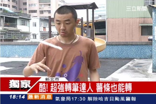 轉筆達人「指」上蓮花　網友甘拜下風