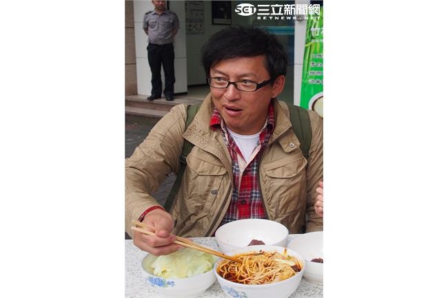 偷吃工作人員牛肉麵　詹姆士引公憤