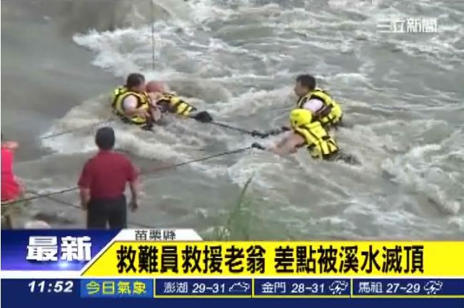 阿伯公車搭過頭　竟想渡溪差點被沖走