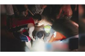 翻攝自台海網  情侶玩大了！男卡沙洞無法「自拔」