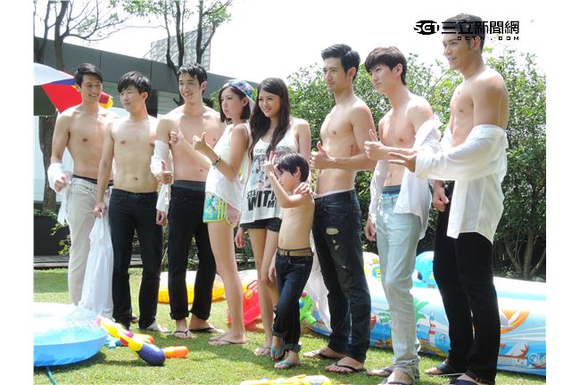 郭雪芙幫解扣脫衣　劉以豪上演濕身秀