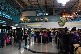 機場行李託運櫃檯（flickr：penny670224）