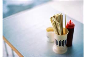 小吃店餐桌上的筷子（flickr：enixii）