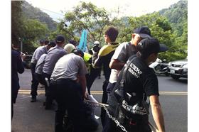 黑島青成員鐵鍊纏身阻擋道路。（圖／翻攝黑色島國青年連線臉書）