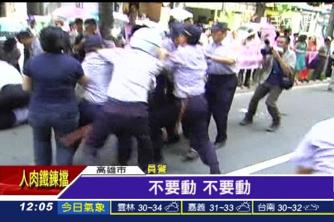 學生怒砸水杯沒打中　張志軍一路微笑