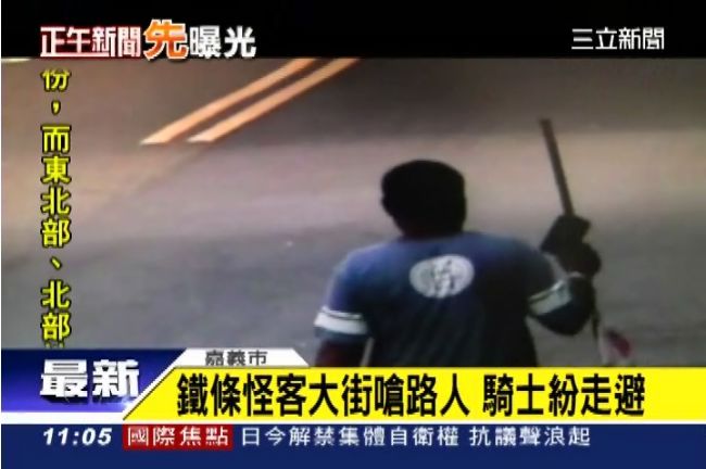 偷錢新手法？嘉義馬路出現鐵條光頭哥