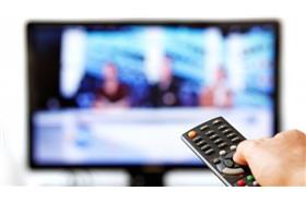 看電視（圖／擷取自人民網）