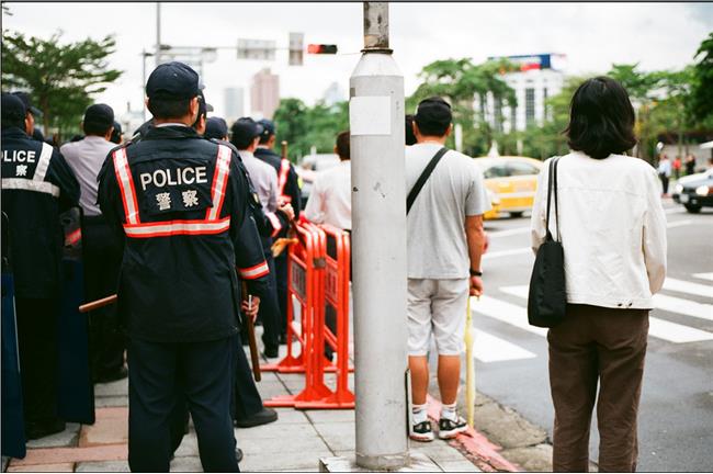 偵訊室當砲房逼口交　警賠錢獲原諒