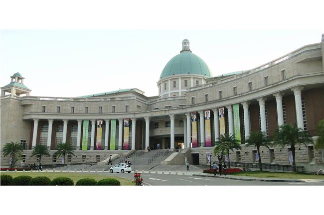 女大生不聽勸告　竟拿飲料杯砸教授