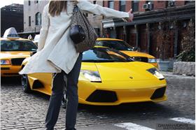 計程車與超跑LP640（flickr：damianmorysfotos）