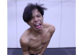 超A健身教學　猛男太大力打爆蛋蛋