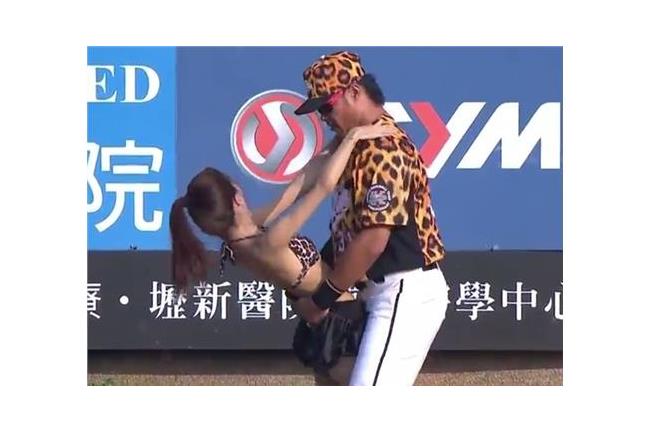 投球變「火車便當」！房妍引戰懶人包