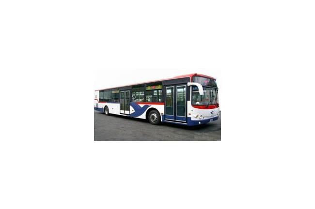 公車司機分心滑手機　緊急煞車嚇乘客