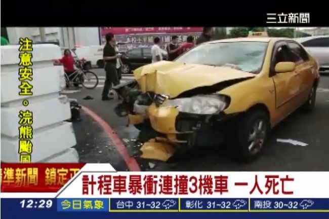 守法停紅燈　3機車遭計程車暴衝連撞