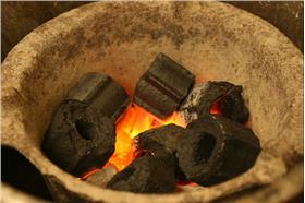 燒炭　（圖／James Chao,flickr）