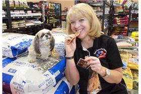 吃狗食的寵物店老闆／youtube