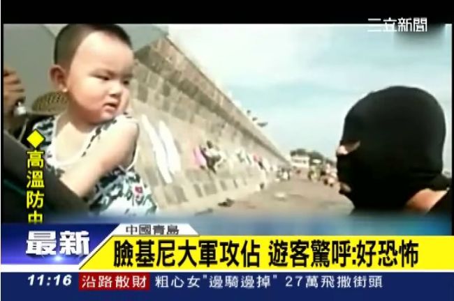 「臉基尼」大媽來了　人潮擠爆海灘