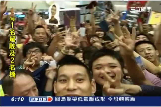 豪小子來了！機場和粉絲大玩自拍