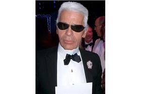 現年78歲、素有「時尚老佛爺」之稱的卡爾拉格斐（Karl Lagerfeld），身兼名牌CHANEL（香奈兒）與FENDI創意總監，不只對時裝、化妝品充滿敏銳度，連建築、室內設計也相當在行。（攝影／ Christoph Schaefer，CC BY-SA 3.0）
