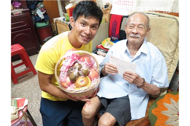姚淳耀代學長蔡昌憲　探訪百歲豆花伯