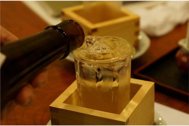 失業男酗酒成性　持短鋸揮舞砍傷額頭