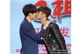 羅志祥、敖犬上演「豬狗式喇舌」　小豬：愛是沒有界限的（敖犬微博）