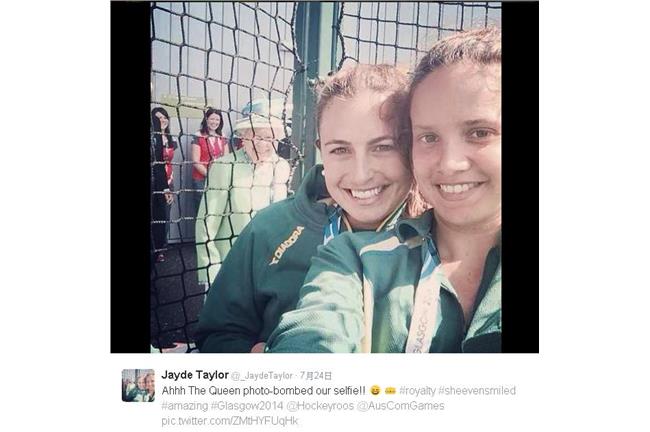 2名女選手玩自拍　微笑英女王當背景