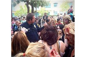 美國動漫節陰屍路／dailymail（http://www.dailymail.co.uk/news/article-2707581/Comic-Con-zombie-walk-turns-chaos-crowd-goes-berserk-woman-struck-car.html